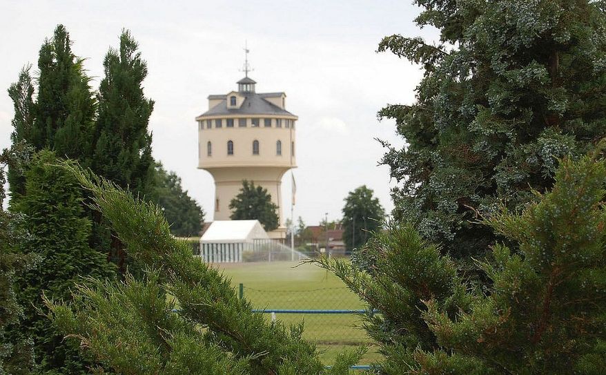 Wahrzeichen: der sanierte ehemalige Wasserturm. Foto: Farrar