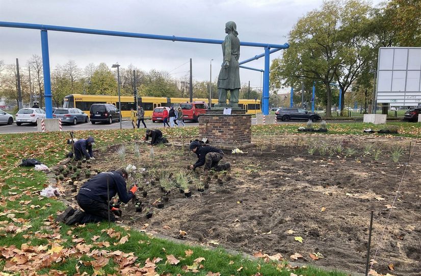 Das Denkmal Trümmerfrau erinnert an die vielen fleißigen Frauen und Mädchen, die nach dem Zweiten Weltkrieg Ziegel aus den Trümmern gezogen und abgeputzt haben.