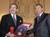 Präsidenten unter sich: Vaclav Havel und Rudolf Schuster 2003 in Bratislava. Foto: CTK