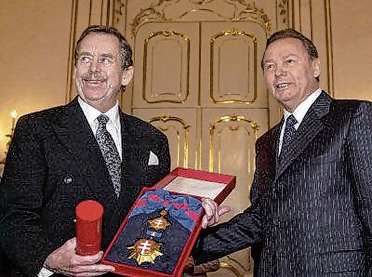 Präsidenten unter sich: Vaclav Havel und Rudolf Schuster 2003 in Bratislava. Foto: CTK