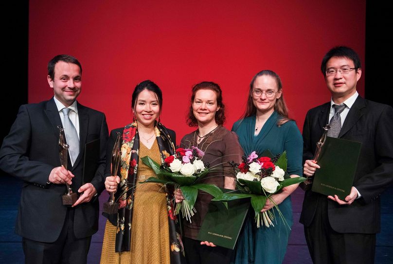 Die Preisträger der Max Grünebaum-Preisverleihung 2019 (v.l.n.r.): Dr.-Ing. Thomas Giersch, Dr.-Ing. Thi Mai Hoa Häßler,  Theaterpädagogin Nadine Tiedge, Konzertpädagogin Stefanie Platzer und Chuanru He, 1. Konzertmeister des Philharmonischen Orchesters des Staatstheaters Cottbus. Foto: Marlies Kross