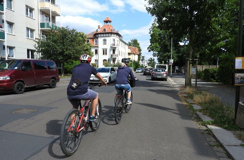 Auf der Kipsdorfer Straße teilen sich Fahrräder, Busse, fahrende und parkende Autos die enge Fahrbahn.  Sie wird  als Teil der »Radroute Ost« zur Fahrrad-Vorrangstraße.