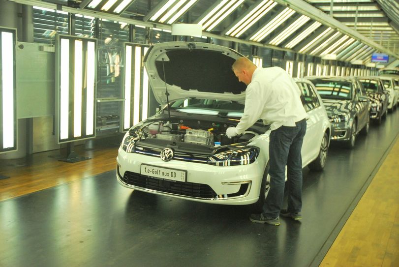 Er hat 136 PS unter der Haube und kommt mit einer Stromladung bis zu 300 km weit.