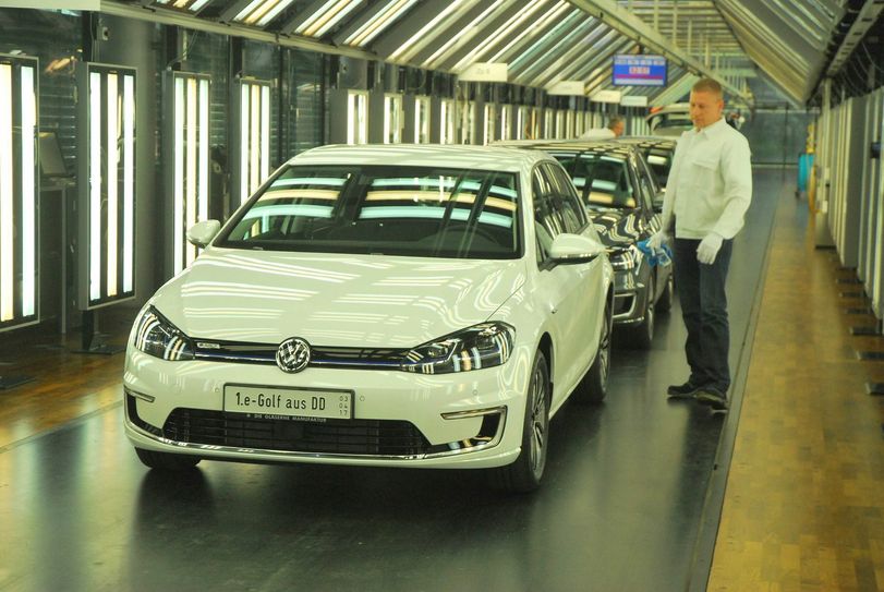 Das ist der erste e-Golf, der in Dresden vom Band läuft.