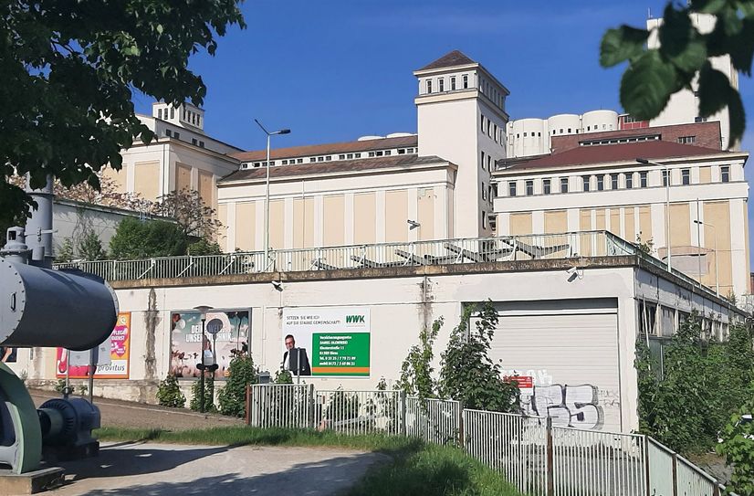 Die Parkplatzterrasse, der Gebäudekomplex neben dem Silo und die Verladerampen an der Elblinie gehören jetzt der Wohnungsgesellschaft Riesa.