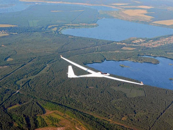 Eindrucksvolle Bilder über die Heimat bieten sich den Flugsportlern im Landkreis Bautzen – hier zum Beispiel auf den Silbersee bei Lohsa. Foto: Verein