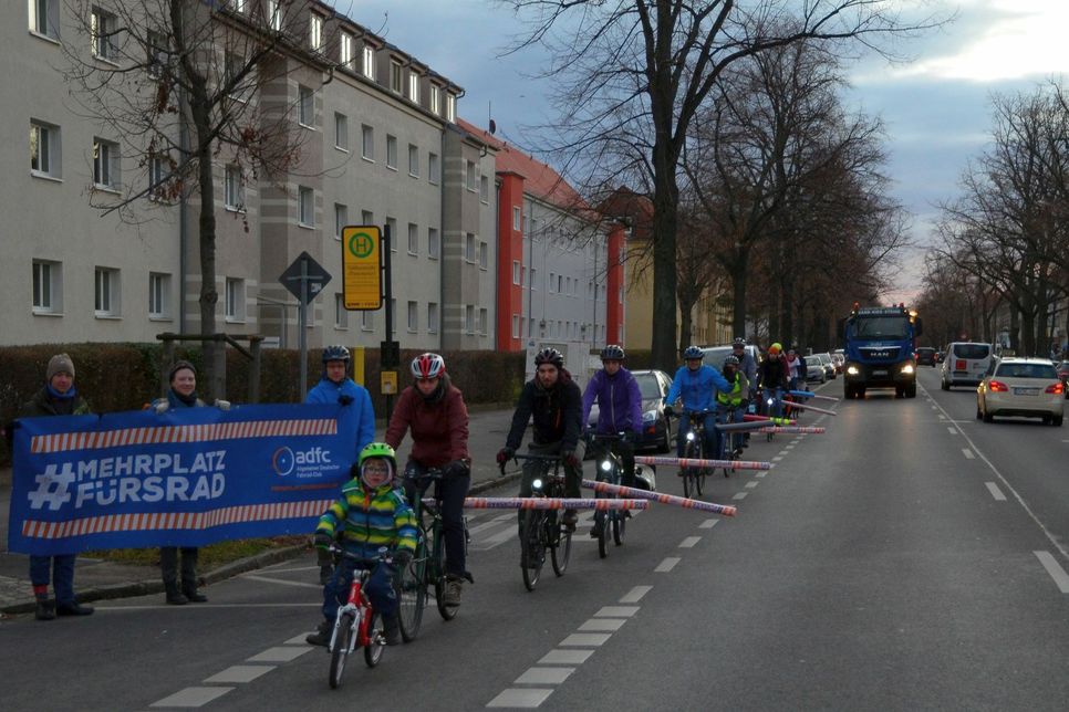 Überholen unmöglich: Hier demonstrieren die Radfahrer, wie viel Abstand beim Überholen eigentlich vorgeschrieben ist. Foto: ADFC Dresden