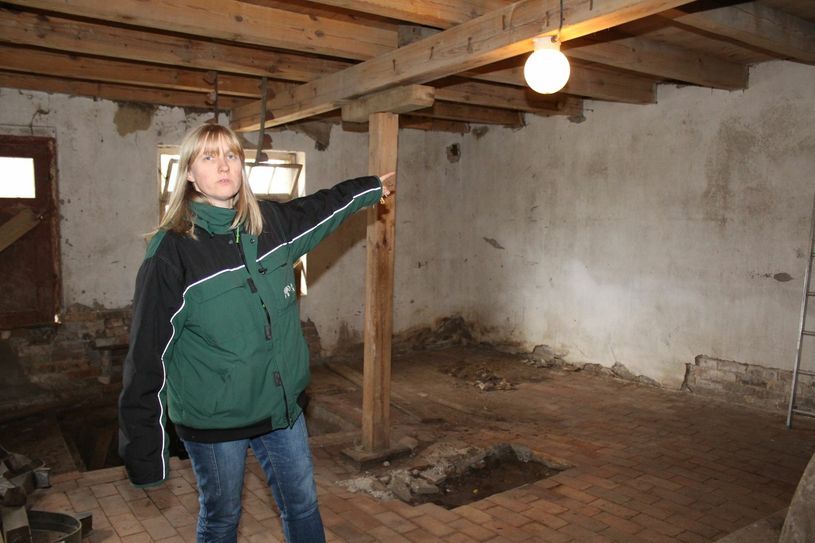Annett Hertweck im Erdgeschoss der Mühle. Hier sollen die drei Tische des Cafés stehen. Foto: T. Keil