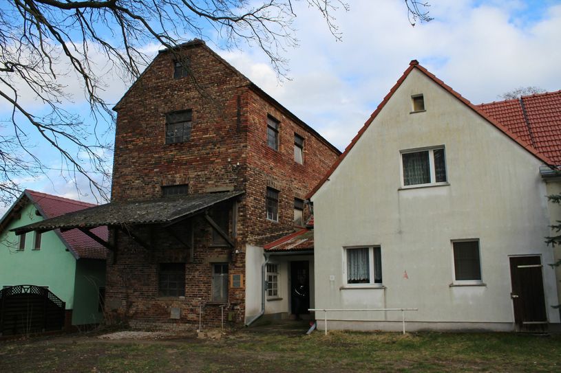 Die Wassermühle, ein für die damalige Zeit typischer Backsteinbau, wurde 1910 gebaut. Rechts daneben das Wohnhaus, in dem die Ferienwohnungen entstehen. Foto: T. Keil