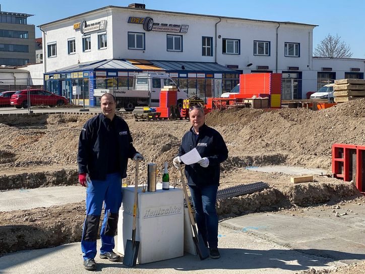 Filialleiter Oliver Kehrberg (links) und Geschäftsführer Peter Grüger (rechts) bei der Grundsteinlegung der neuen DRZ-Zentrale. Foto: Dresdner Reifen Zentrale