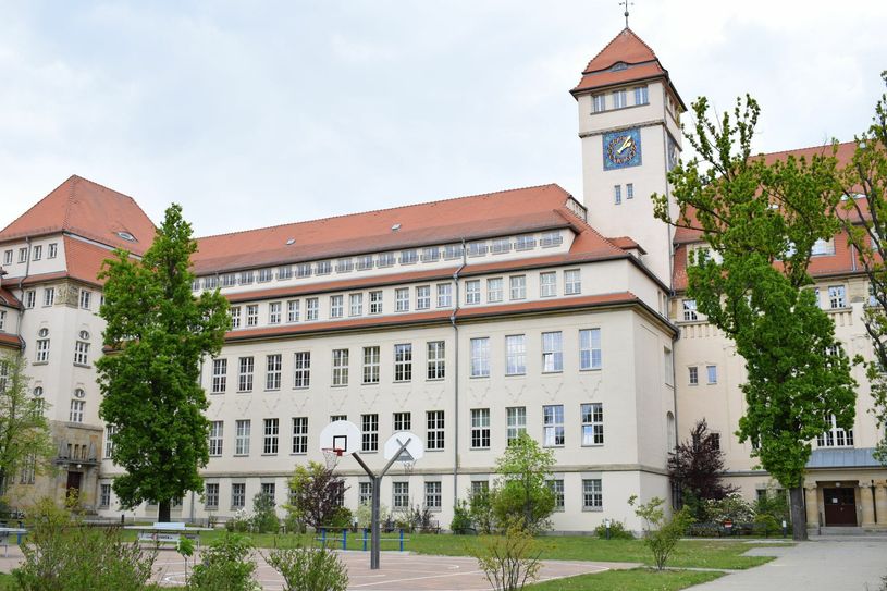 Noch sieht es am Goethe Gymnasium in Bischofswerda gespenstisch leer aus. Am 18. Mai soll der eingeschränkte Schulbetrieb wieder stattfinden. Dafür wurden zahlreiche Maßnahmen in der Schule getroffen, damit die Schüler ausreichend geschützt sind. Foto: Sandro Paufler