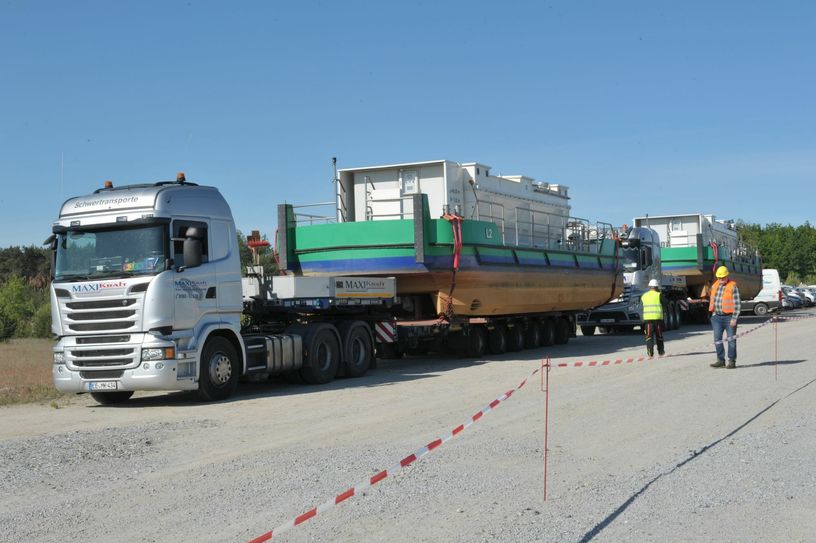 Zwei Schubleichter werden mit bis zu 25 Tonnen Kalk befüllt. Jeweils ein Leichter wird mit der „Klara“ verbunden, um den Kalk in den See einzubringen. Foto: Peter Aswendt
