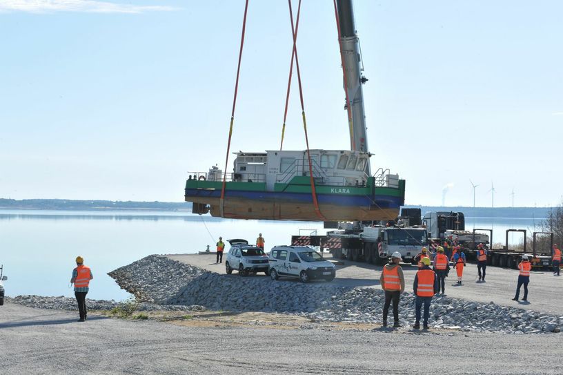 Das Bekalkungsschiff „Klara“ wird von Juni bis September auf dem Sedlitzer See arbeiten. Das 23-Tonnen Schubboot wurde jetzt zu Wasser gelassen. Foto: Peter Aswendt