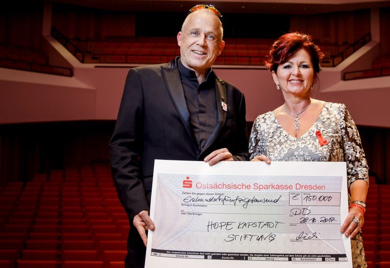 Zu den 150.000 Euro warben die Initiatoren der Gala im Laufe der Aftershowparty weitere 35.000 Euro ein. Das Geld fließt ohne Abzüge in das projekt Hope Cape Town. Fotos: Michael Schmidt