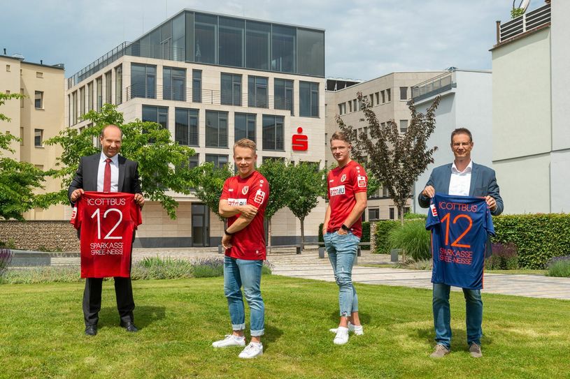 In der kommenden Spielzeit wird das Logo der Sparkasse Spree-Neiße den Ärmel des FCE-Trikots zieren. Foto: Sparkasse Spree-Neiße