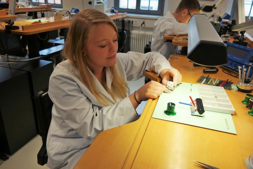 Lilly Andrä will Uhrmacherin werden. Hier im zweiten Lehrjahr übt sie an einer Schweizer Uhr. An die Glashütter Uhren dürfen die Azubis erst im dritten Lehrjahr.