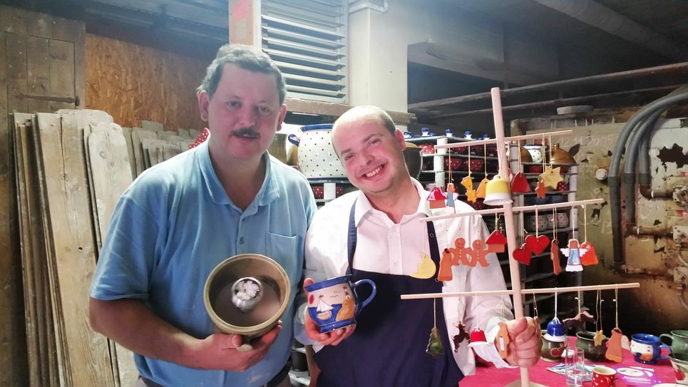 Martin Sander (r.) besuchte Töpfermeister Jens Frommhold vor kurzem in der Königsbrücker Töpferei. Dem erneuten Praktikum des 31-Jährigen sehen beide gespannt entgegen.
