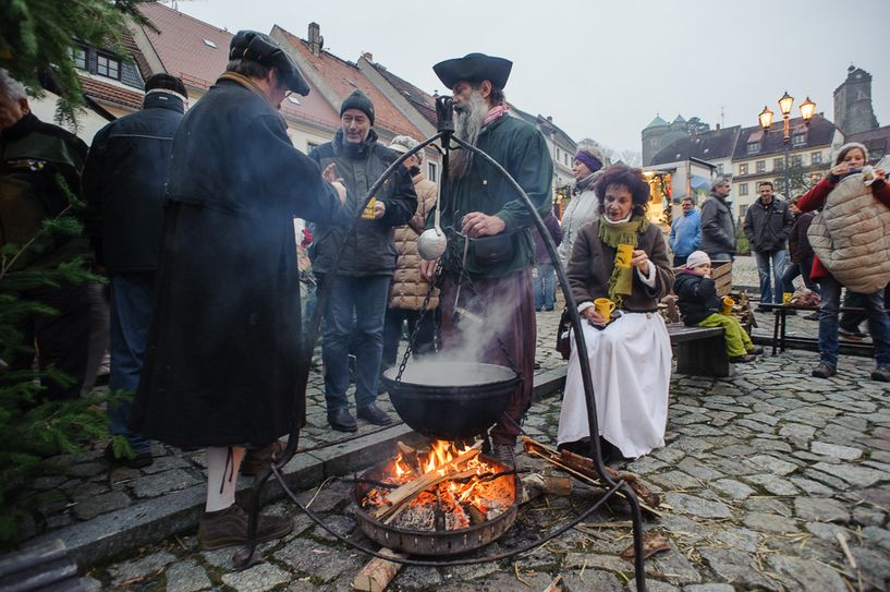 An Lagerfeuer der Stadtwache scheint die Zeit still zu stehen, wenn Geschichten erzählt werden.                Foto: Schieckel
