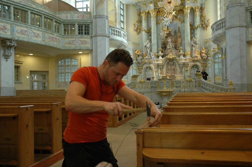 Klaus Franke (hier 2015) bei der Reinigung des Kirchengestühls. Foto: Pönisch