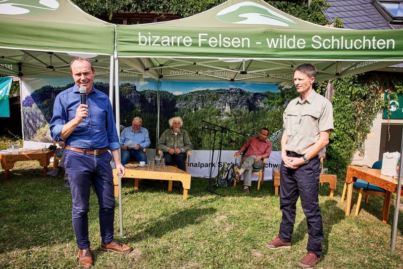 Umweltminister Wolfram Günther (li.) und NP-Leiter Ulf Zimmermann beim Jubiläum. Foto: M. Förster