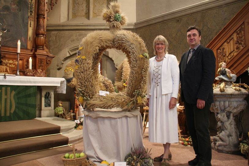 Hanna und Siegbert Gruttke vom sorbischen Dorfverein "Domizna" freuen sich über die Auszeichung "ihrer" Krone als schönste beim diesjährigen Landeserntedankfest, das vom 14, bis 16. September in Coswig, Kreis Meißen, gefeiert Urde, Foto: Sächs. Kuratroium Ländlicher Raum e.V.