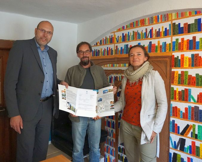 Hausleiter Henry Höhne (M.) vom Verein »Schmales Haus« freut sich über die Zuwendung der Stadt in Höhe von 2.000 Euro. Foto: Stadt