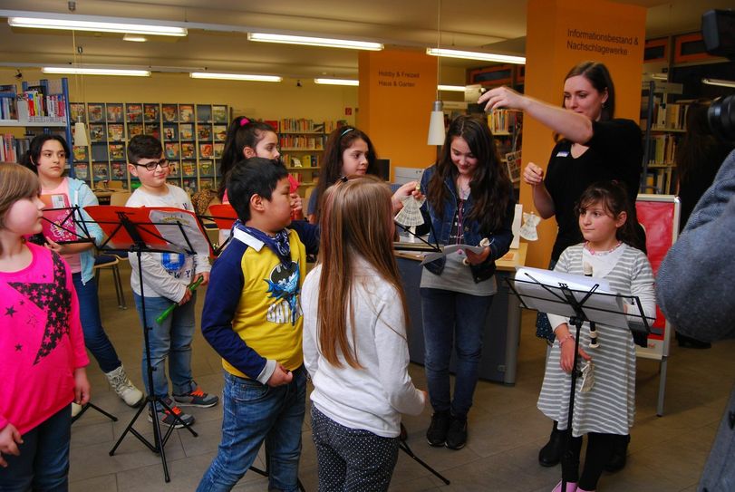 Als Dankeschön gab es für jedes Kind von der Bibliothek einenMusikengel.                   Fotos: Wo