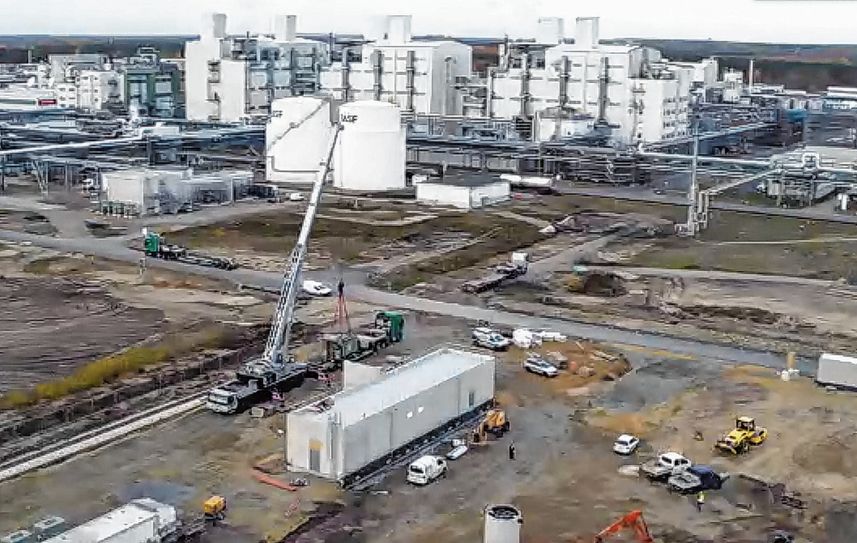 Die Bauarbeiten für die Fertigungslinien haben im August dieses Jahres begonnen. Quelle: Screenshot BASF-Schwarzheide Zoom Video