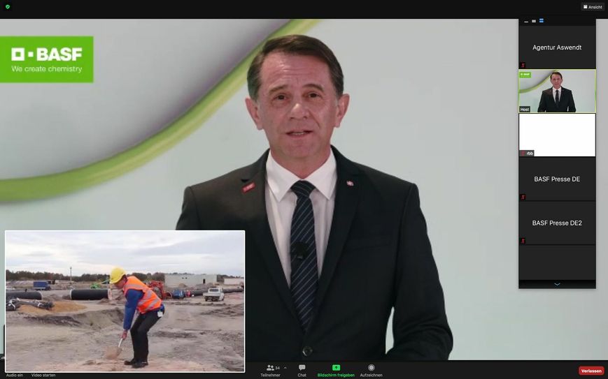 Jürgen Fuchs, Vorsitzender der Geschäftsführung der BASF-Schwarzheide, beim virtuellen Spatenstich und in seiner Begrüßungsrede per Zoom-Video. Bildmontage: Peter Aswendt/ Videokonferenz BASF-Schwarzheide