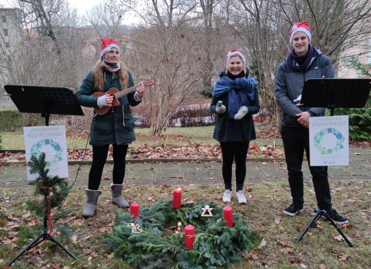 Britta Werksnis, Laura Götz und Johannes Lukas (v.l.n.r.) bei den ersten Vorstellungen am 29. November. Foto: privat