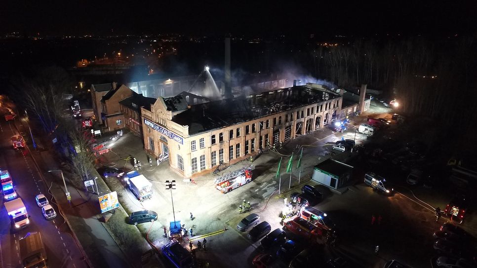 Der gesamte Dachstuhl stand in Flammen und mehrere Fahrzeuge wurden durch das Feuer vollständig zerstört. Foto: Landratsamt Görlitz