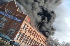 Das Feuer war kurz vor 14 Uhr ausgebrochen. Kurz darauf stand bereits der ganze Dachstuhl des Gebäudes in Flammen. Foto: WochenKurier
