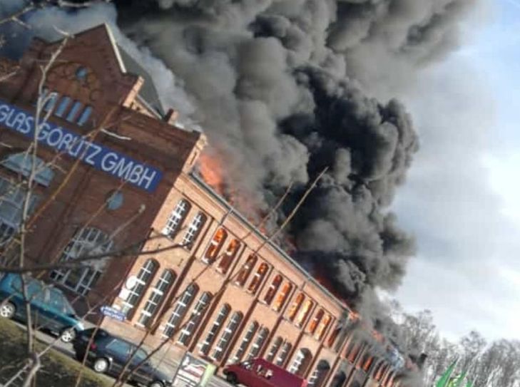 Das Feuer war kurz vor 14 Uhr ausgebrochen. Kurz darauf stand bereits der ganze Dachstuhl des Gebäudes in Flammen. Foto: WochenKurier