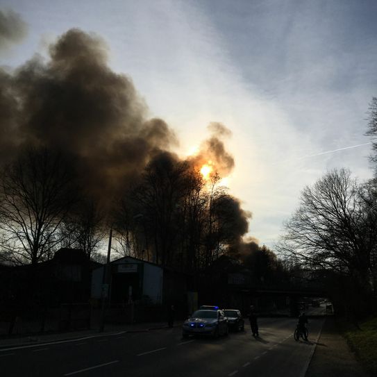 Die Polizei sperrte das Gebiet weiträumig ab, um der Feuerwehr eine behinderungsfreie Löschung zu ermöglichen. Foto: WochenKurier