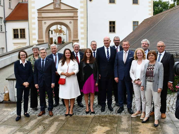 Gruppenfoto mit Ministerinnen, Ministern, Bürgermeister Gampe und Landrat Jaschinski vor dem Schloss Finsterwalde. Fotos: Pressestelle Kreisverwaltung/Tilo Wanka