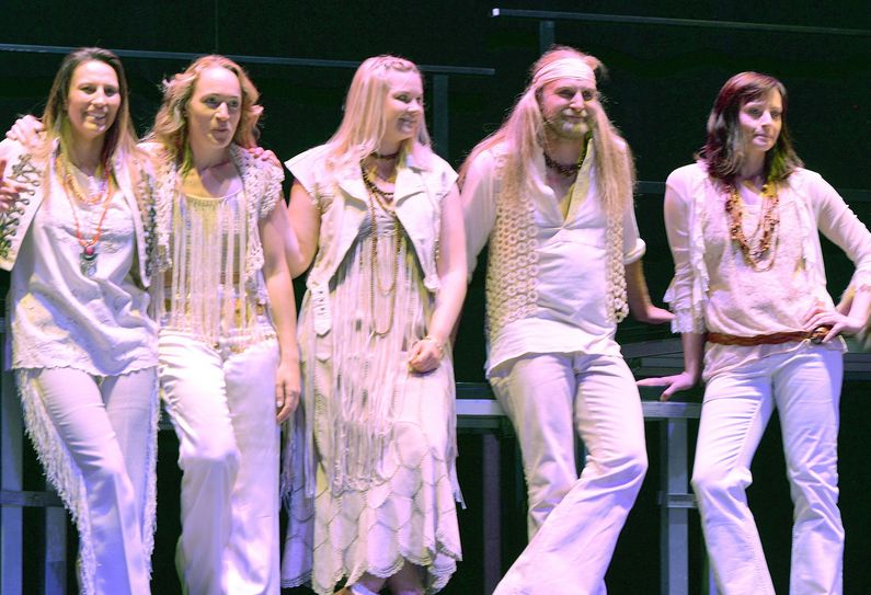 Ohne die Tribes-Tänzer geht nichts im Musical »Hair«. Franziska Golk (r.) und Peter Jeske (2.v.r.) sind viele Jahre im Kulturregen e. V. dabei.
