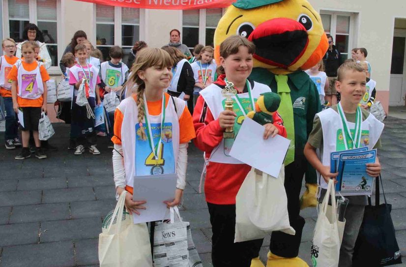 Die Platzierten in der Einzelwertung: Lotta Nuglisch (li., Schule Altdöbern), Leny Förster (Mitte, Schule Guteborn) und Louis Heink (re., Gartenschule Lauchhammer).