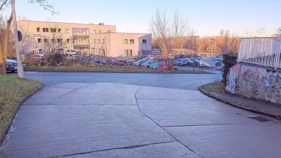 Beidseitig gibt es nicht mal einen durchgehenden Geweg zum Ärztehaus. Die Straße ist steil, kurvig und dadurch nicht einzusehen.