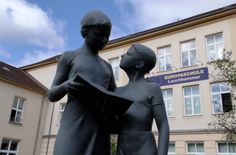 Die Europaschule wird in Freifrau-von-Löwendal-Grundschule-Europaschule- umbenannt.