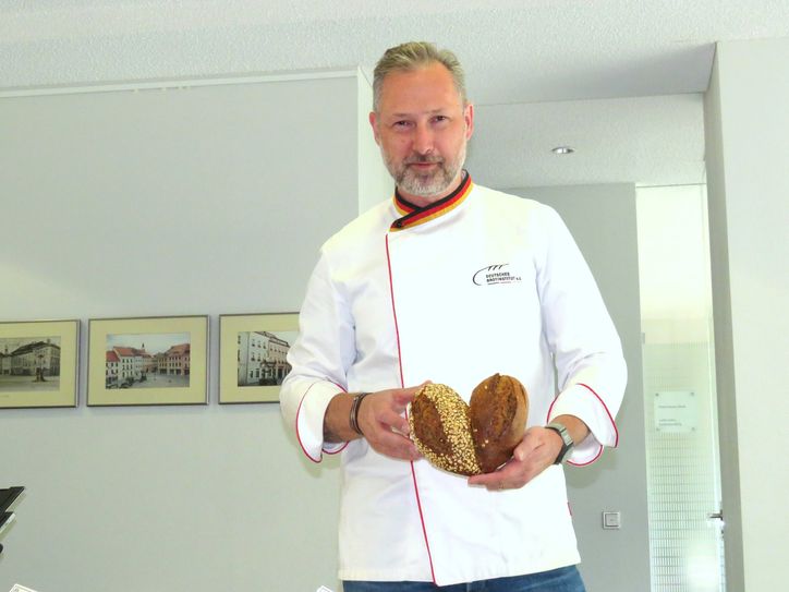 Der Qualitätsprüfer Andrè Bernatzky prüft im Auftrag des Deutschen Brotinstitutes in Kamenz die Produkte der Bäckerinnung des Landkreises Bautzen.