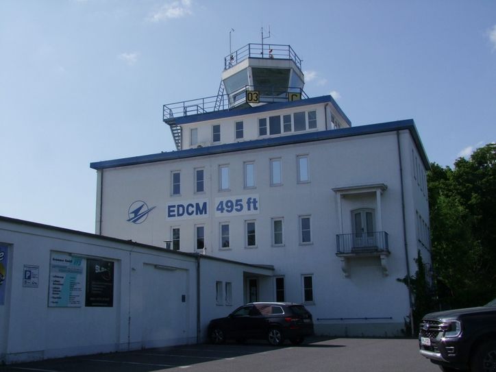 Der rund 25 Meter hohe Tower des Kamenzer Flugplatzes.