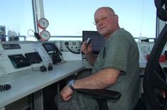 Hier gibt der 54-jährige Bernd Kordisch einem Piloten per Funk Hinweise für den Landeanflug.