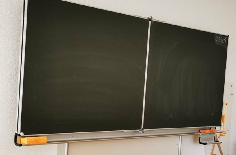 Der Austausch der Tafeln an den Görlitzer Schulen beginnt Ende März.  Foto: Stadtverwaltung