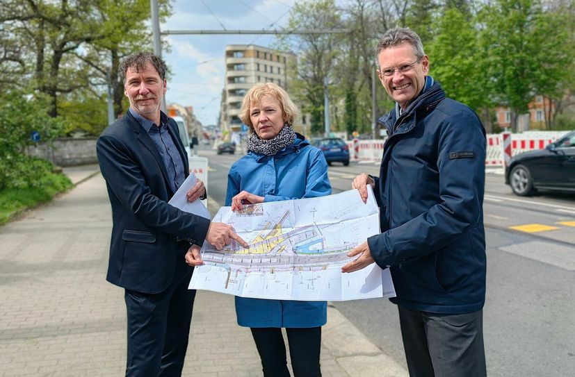 Stephan Berger, Abteilungsleiter Mobilität im Wirtschaftsministerium, Simone Prüfer, Leiterin Straßen- und Tiefbauamt und Andreas Hemmersbach, Vorstand Finanzen und Technik der DVB, zeigten im April 2023 die Baupläne für die Bautzner Straße.