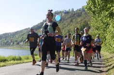 Vor malerischer Kulisse geht es am 27. April beim VVO Oberelbe-Marathon den Radweg entlang.