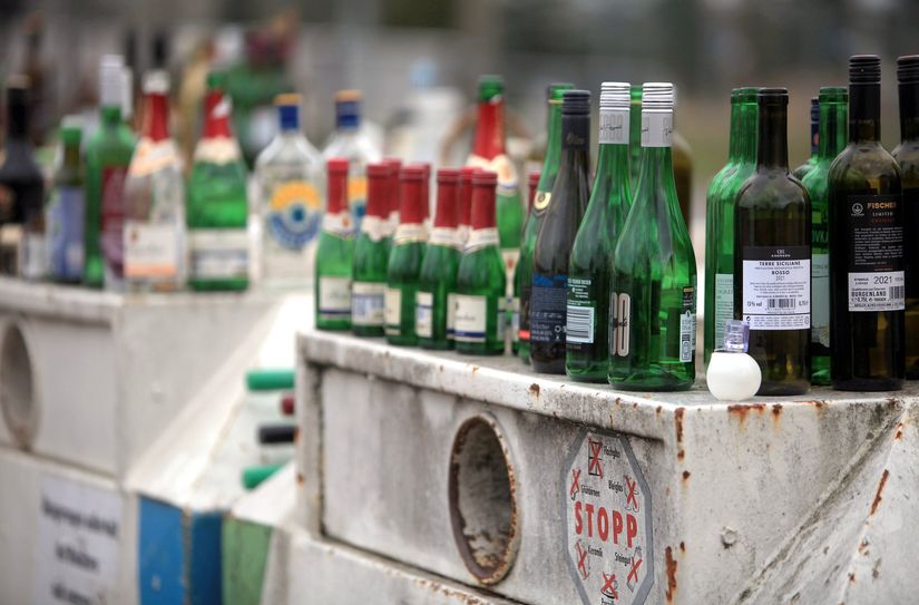 Übervolle Glascontainer sind vielerorts auch dieses Jahr vorprogrammiert. Da heißt es, Geduld haben.