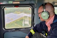 Landrat Ralf Hänsel verschafft sich einen Überblick über das Waldbrandgebiet in der Gohrischheide.