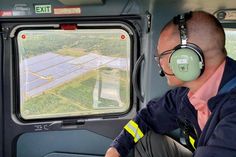 Landrat Ralf Hänsel verschafft sich einen Überblick über das Waldbrandgebiet in der Gohrischheide.