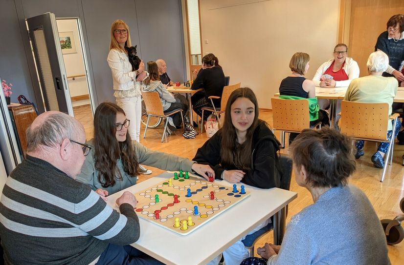 Ganz ohne Berührungsängste: Gemeinsames Spielen im Altenpflegeheim »Am Hirtenweg«.