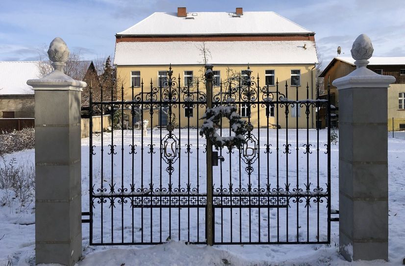 Das Gutshaus in Pitschen im Winter.